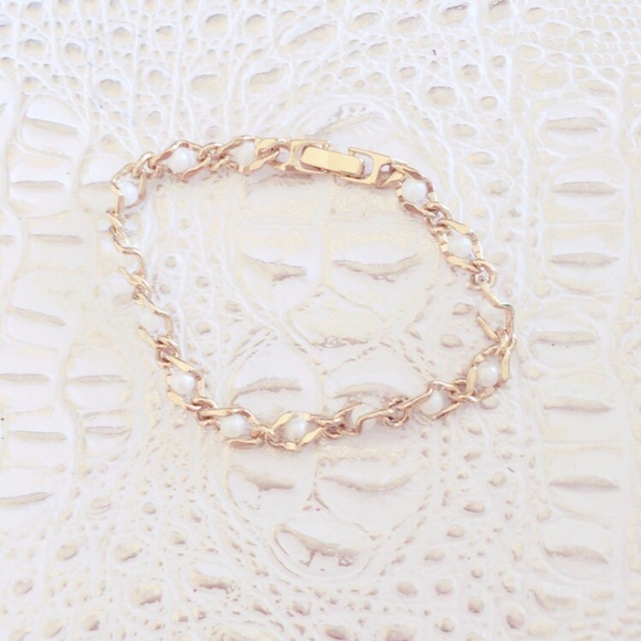 Vintage Jewelry - Faux Pearl Vintage Bracelet Gold Tone